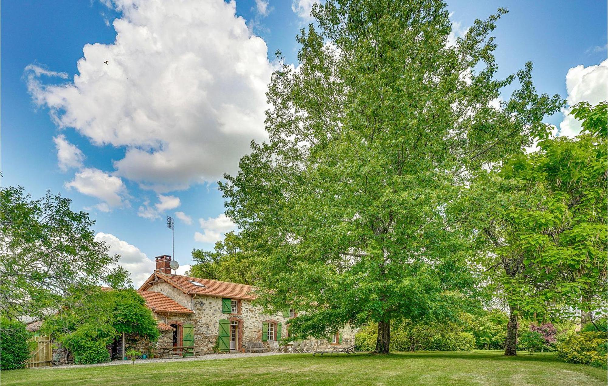 Gorgeous Home In Nieul Le Dolent Exterior photo