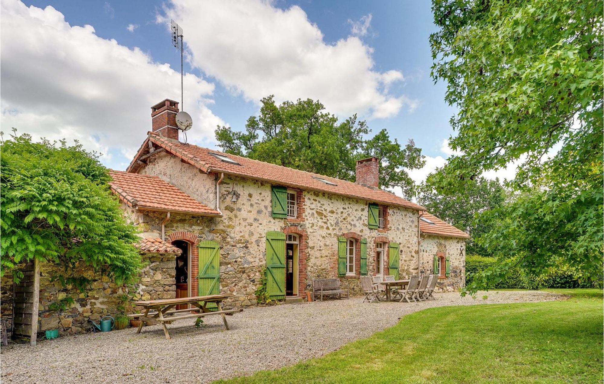 Gorgeous Home In Nieul Le Dolent Exterior photo